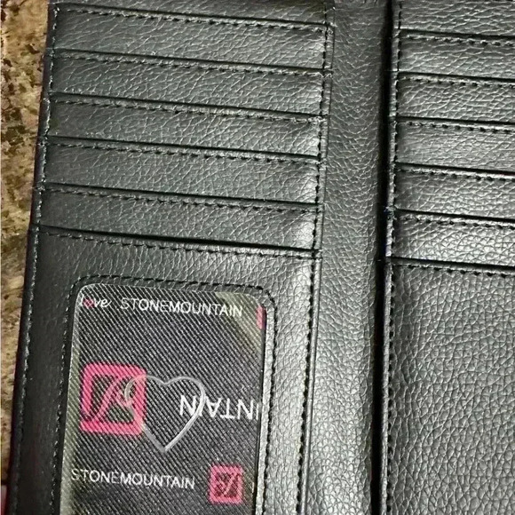 Stone Mountain USA Womans Black And Cream Faux Leather Wallet with Zipper & Snap - Picture 5 of 13